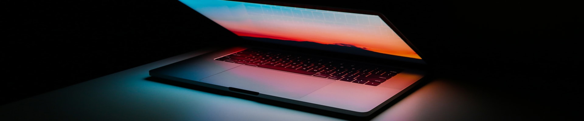 网络安全与数据保护概念图，象征安全连接