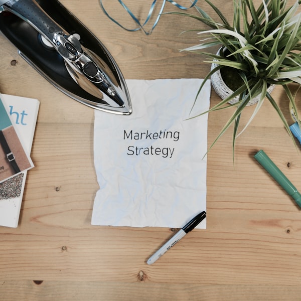 人们围坐讨论技术问题，白板上画有架构图