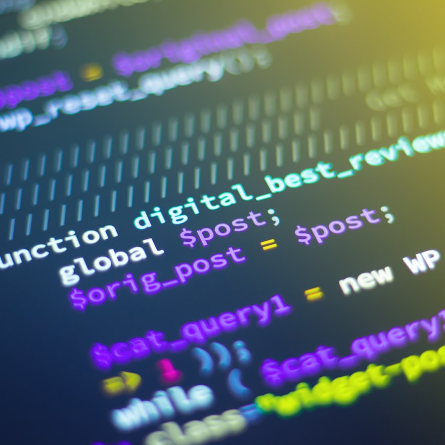 程序员在IDE中编写代码，屏幕显示编程语言