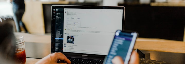 象征网络安全与信任的图标组合，如锁、盾牌、勾选标记